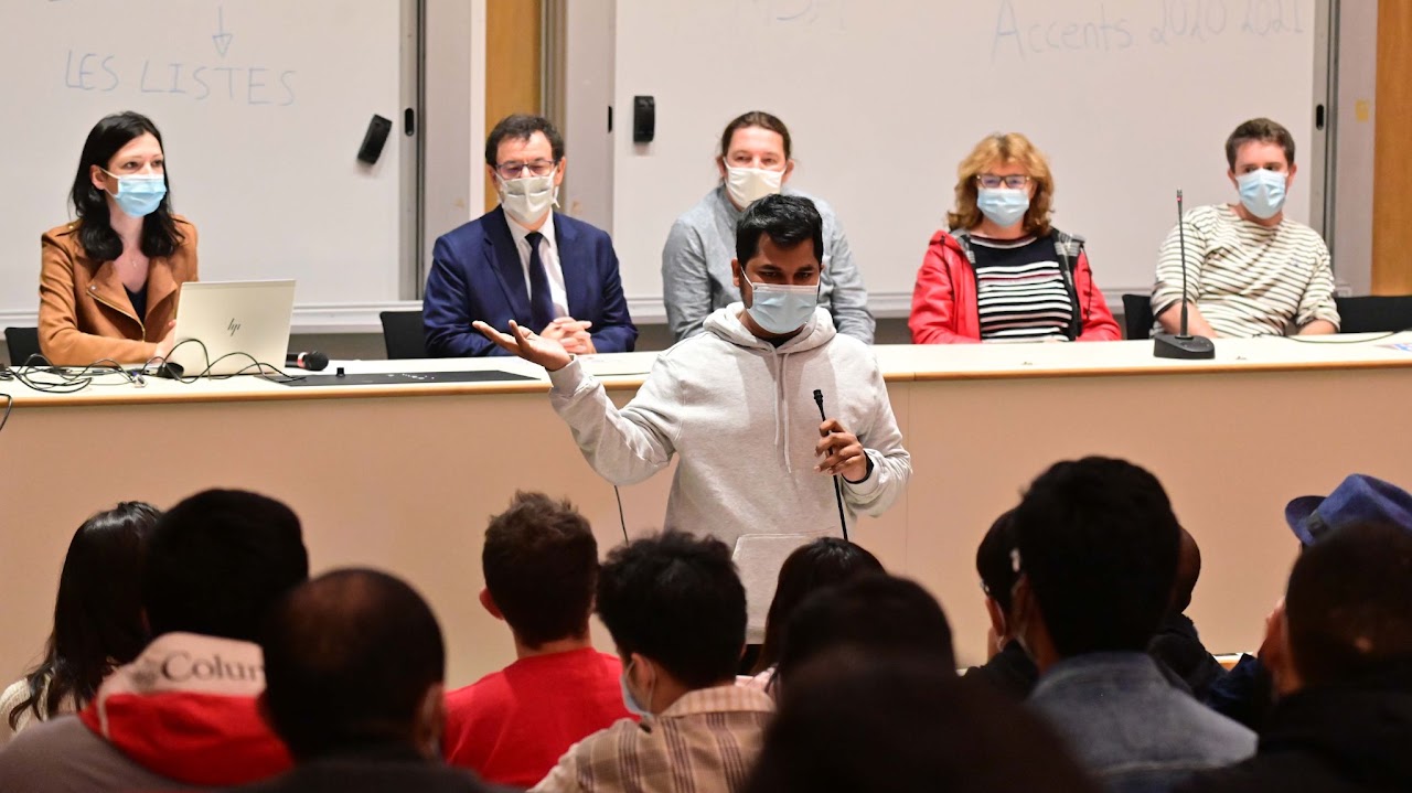Dr. Sithik Aliyar presenting at a workshop